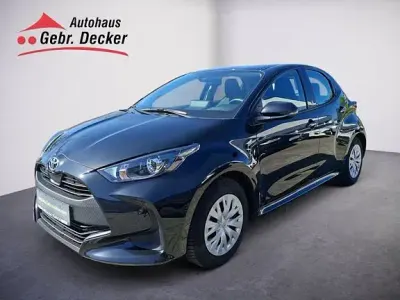 Gebraucht Toyota Yaris Basis 72 PS (52 kW) 2022 Mysticschwarz mica Kleinwagen
