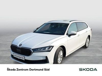 Gebraucht Skoda Superb Essence 150 PS (110 kW) 2025 Kristallweiß uni Kombi