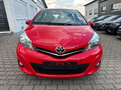 Gebraucht Toyota Yaris Executive 99 PS (72 kW) 2011 Super red v Kleinwagen