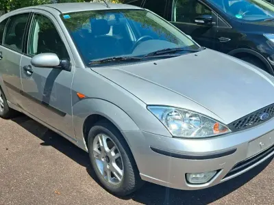 Gebraucht Ford Focus Trend+ 101 PS (74 kW) 2005 Silber Limousine