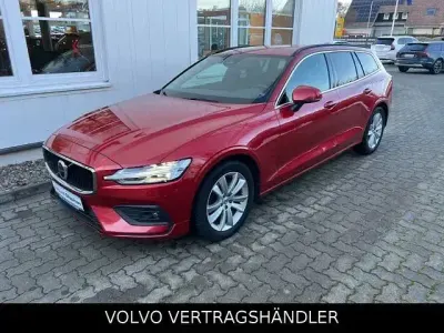 Używany Volvo V60 Core 197 KM (144 kW) 2022 Czerwony Kombi