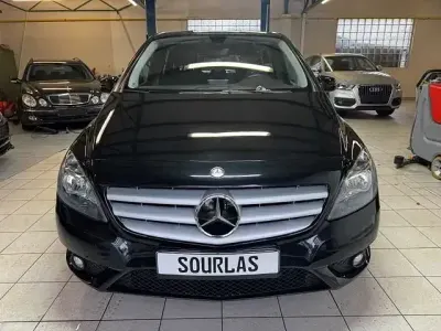 Gebraucht Mercedes B180 122 PS (89 kW) 2012 Schwarz Kleinwagen
