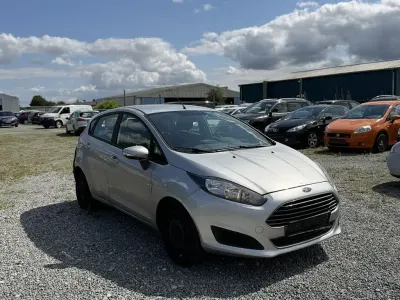 Gebraucht Ford Fiesta Trend 95 PS (69 kW) 2015 Polarsilber metallic Kleinwagen