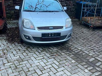 Silber Gebraucht 2007 Ford Fiesta Kleinwagen | 800 €