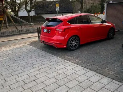 Gebraucht Ford Focus Titanium 182 PS (133 kW) 2015 Rot Limousine