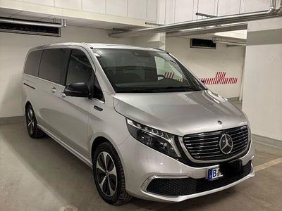 Grau Gebraucht 2021 Mercedes EQV300 Avantgarde Van / Kleinbus | 41.500 € (Teuer)