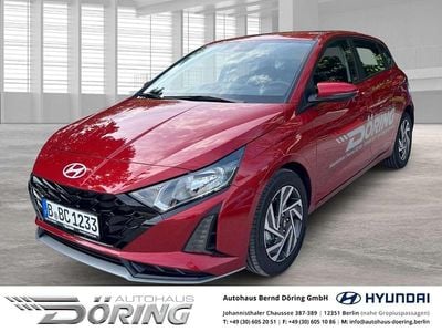 Neu Hyundai i20 Trend 101 PS (74 kW) 2025 Dragon red / met (rot) Limousine