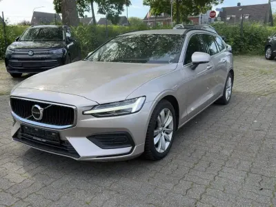 Gebraucht Volvo V60 Core 197 PS (144 kW) 2023 Gold Kombi