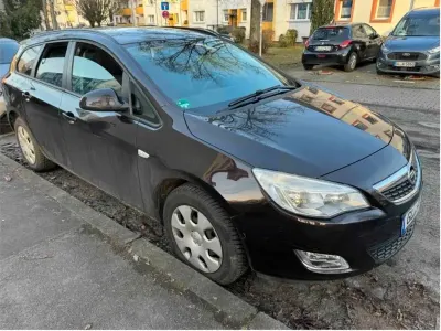 Usata Opel Astra Edition 140 CV (102 kW) 2012 Marrone Station wagon