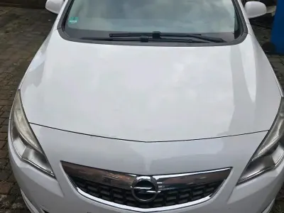 Usata Opel Astra 125 CV (91 kW) 2011 Bianco Berlina