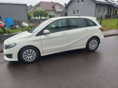 Gebraucht Mercedes B180 109 PS (80 kW) 2017 Weiß Kleinwagen