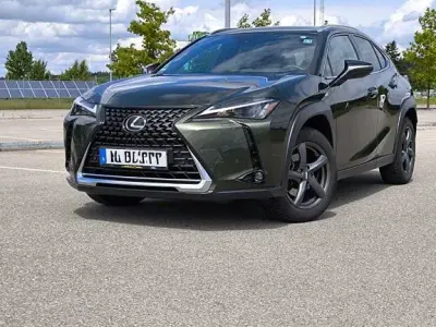 Begagnad Lexus UX 184 HK (135 kW) 2022 Grön SUV