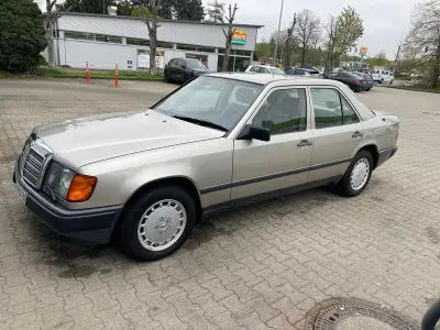 Gebraucht Mercedes 300 143 PS (105 kW) 1987 Gold Limousine