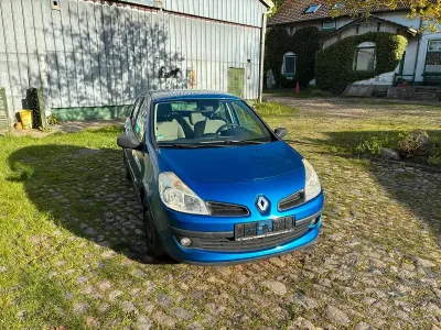 Używany Renault Clio III 75 KM (55 kW) 2005 Niebieski Hatchback