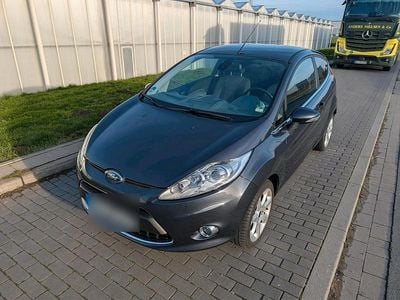Grau Gebraucht 2010 Ford Fiesta Limousine | 5.500 € (Fairer Preis)