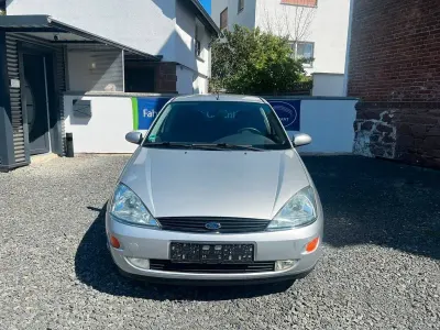 Gebraucht Ford Focus Ghia 101 PS (74 kW) 2001 Grau Limousine