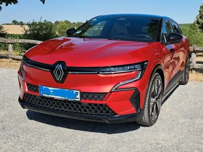 Gebraucht Renault Megane E-Tech Iconic 160 kW (218 PS) 2022 Rot Limousine