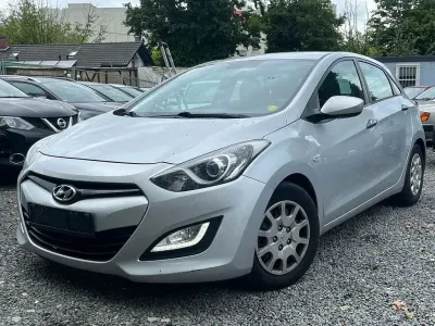 Gebraucht Hyundai i30 Classic 90 PS (66 kW) 2013 Silber Limousine