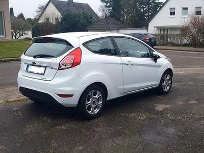 Gebraucht Ford Fiesta Trend 65 PS (47 kW) 2014 Weiß Kleinwagen