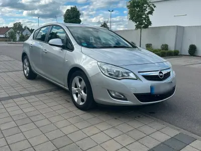 Używany Opel Astra 110 KM (80 kW) 2010 Srebrny Sedan/Limuzyna