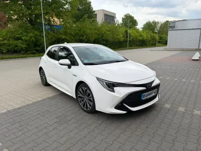 Używany Toyota Corolla Club 179 KM (131 kW) 2019 Biały Sedan/Limuzyna