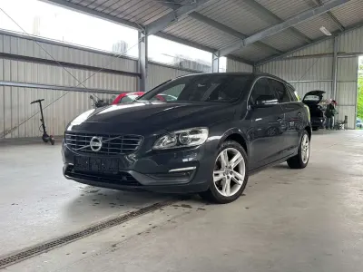 Gebraucht Volvo V60 Momentum 150 PS (110 kW) 2014 Savile grey Kombi