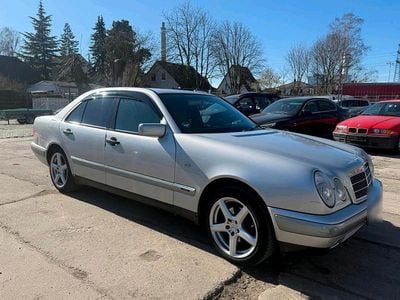 Usata Mercedes E230 150 CV (110 kW) 1997 Argento Berlina