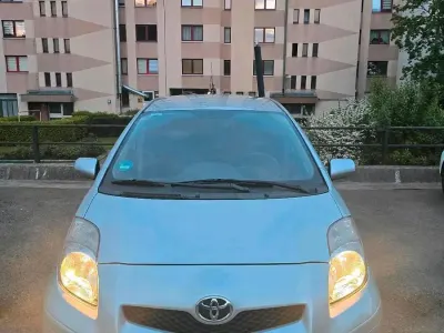Gebraucht Toyota Yaris 100 PS (73 kW) 2011 Silber Kleinwagen