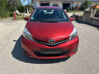 Gebraucht Toyota Yaris Life 69 PS (50 kW) 2011 Rot Kleinwagen