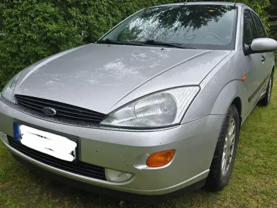 Gebraucht Ford Focus Ghia 101 PS (74 kW) 2001 Silber Limousine