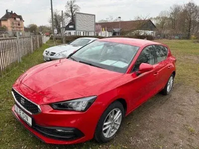 Używany Seat Leon Reference 110 KM (80 kW) 2022 Czerwony Sedan/Limuzyna