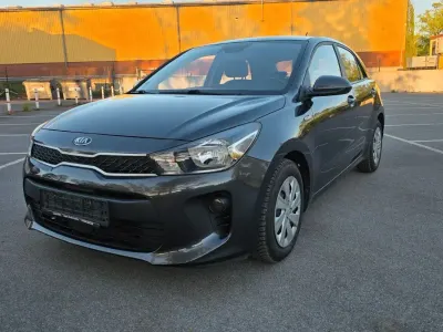 Używany Kia Rio Attract 84 KM (61 kW) 2018 Szary Sedan/Limuzyna