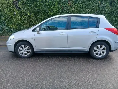 Gebraucht Nissan Tiida Acenta 110 PS (80 kW) 2010 Silber Limousine