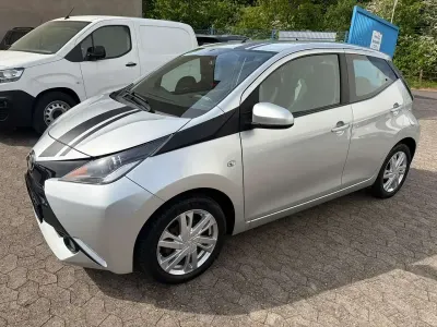 Second-hand Toyota Aygo X-play 69 CP (50 kW) 2015 Argintiu Hatchback