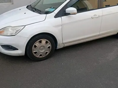 Gebraucht Ford Focus 105 PS (77 kW) 2010 Weiß Kleinwagen