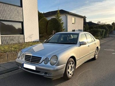 Usata Mercedes E200 163 CV (119 kW) 2001 Argento Berlina