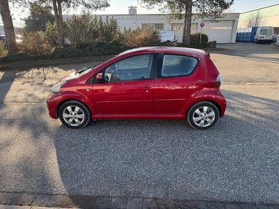 Gebraucht Toyota Aygo 68 PS (50 kW) 2011 Rot Kleinwagen
