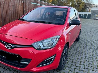 Gebraucht Hyundai i20 Trend 90 PS (66 kW) 2013 Rot Kleinwagen