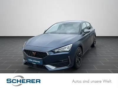 Używany Cupra Leon VZ 301 KM (221 kW) 2023 Niebieski Sedan/Limuzyna