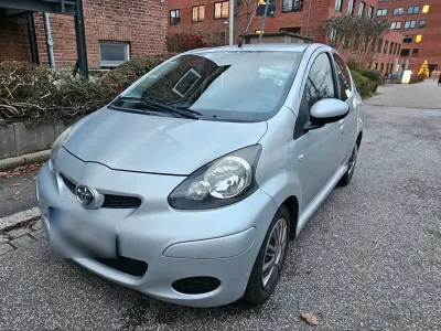 Gebraucht Toyota Aygo 68 PS (50 kW) 2009 Silber Kleinwagen