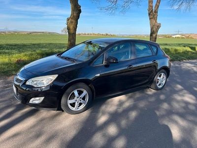 Second-hand Opel Astra 116 CP (85 kW) 2010 Negru Berlinǎ
