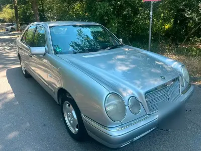 Gebraucht Mercedes E230 150 PS (110 kW) 1995 Grau Limousine
