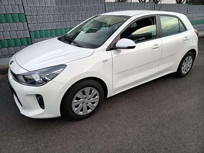 Weiß Gebraucht 2020 Kia Rio Attract Limousine | 10.980 € (Fairer Preis)