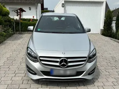 Gebraucht Mercedes B180 Urban 122 PS (89 kW) 2015 Silber Kleinwagen