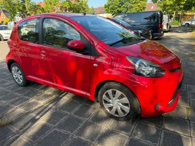 Gebraucht Toyota Aygo 68 PS (50 kW) 2013 Rot Kleinwagen
