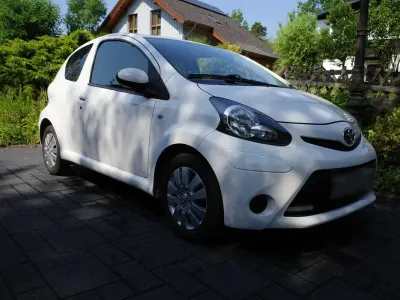 Gebraucht Toyota Aygo 68 PS (50 kW) 2012 Weiß Kleinwagen