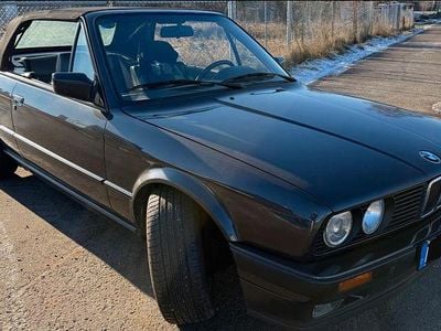 Schwarz Gebraucht 1991 BMW 318 Cabriolet M Sport Cabrio | 16.900 €