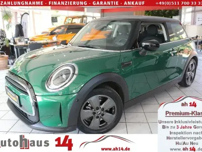 Gebraucht Mini Cooper 136 PS (100 kW) 2023 British racing green metallic Kleinwagen