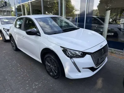 Gebraucht Peugeot e-208 Active 100 kW (136 PS) 2022 Okenit weiß Kleinwagen