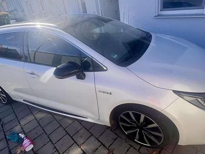 Weiß Gebraucht 2019 Toyota Corolla Hybrid Sport Kombi | 24.900 € (Teuer)